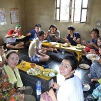 ガンジス川で沐浴してからの高橋歩さん設立の学校へ